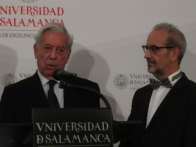 Mario Vargas Llosa, antes de ser nombrado Doctor Honoris Causa por la Universidad de Salamanca.